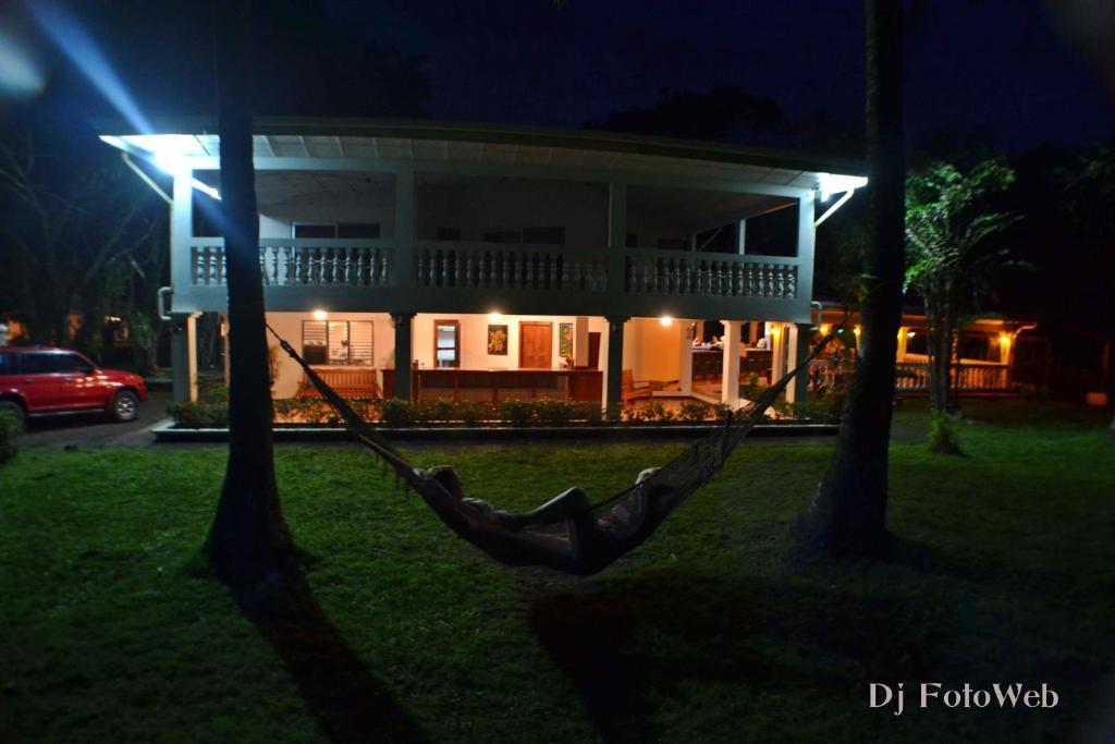 Hotel La Isla Parrita Bagian luar foto