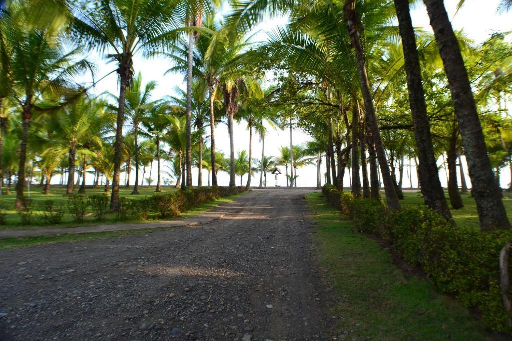 Hotel La Isla Parrita Bagian luar foto