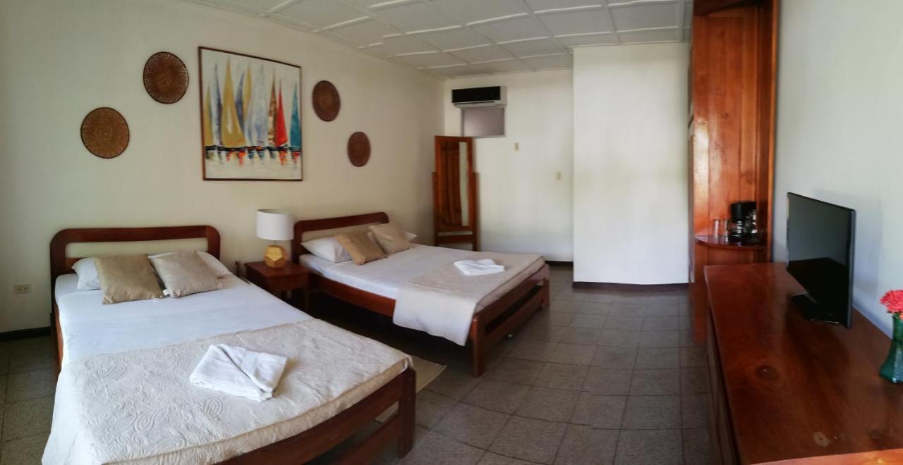 Hotel La Isla Parrita Bagian luar foto