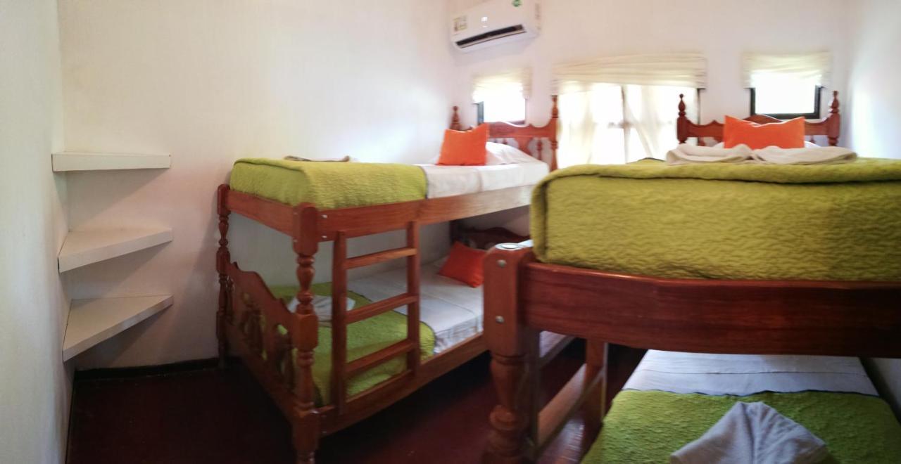 Hotel La Isla Parrita Bagian luar foto