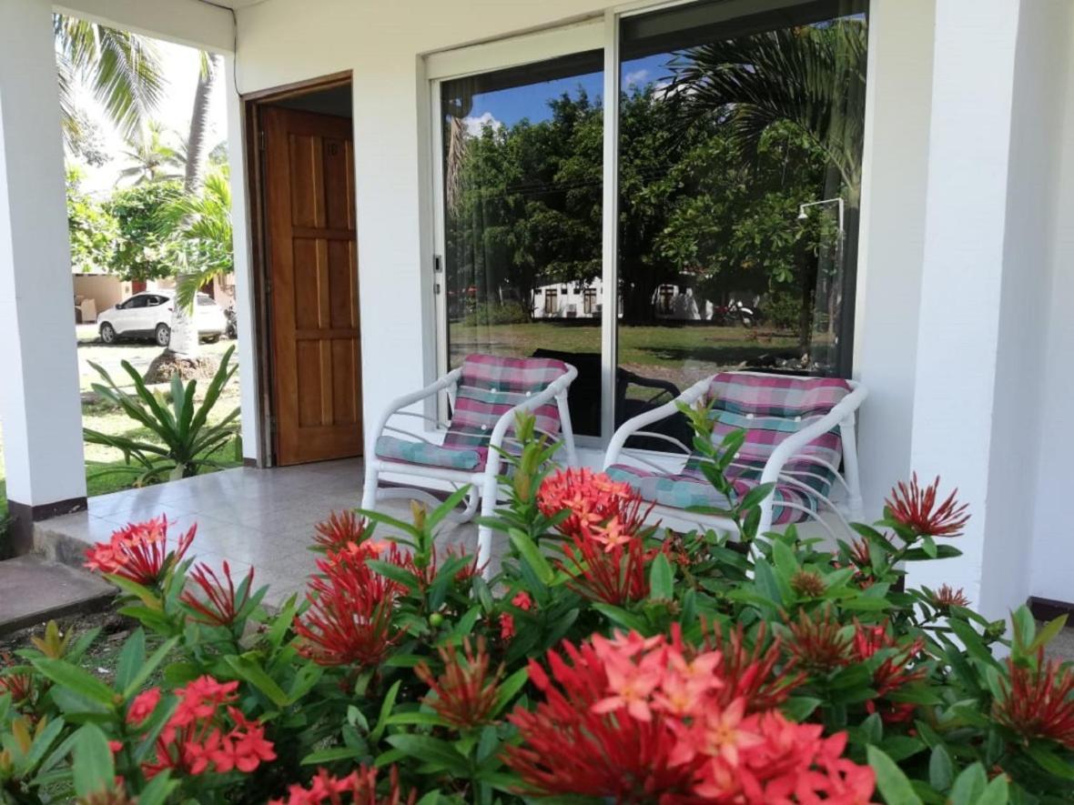 Hotel La Isla Parrita Bagian luar foto