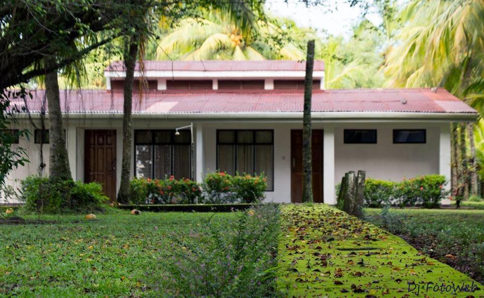 Hotel La Isla Parrita Bagian luar foto